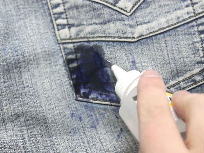 Como tirar manchas de canetas em roupas